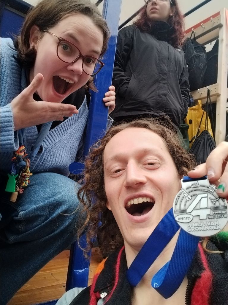 Na de finish - Kledingkar - Teun(tje) met medaille en Kim op de kar